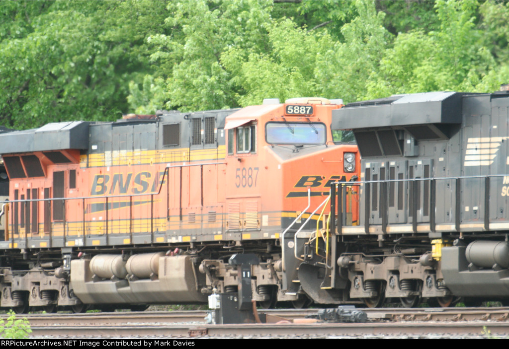 BNSF 5887